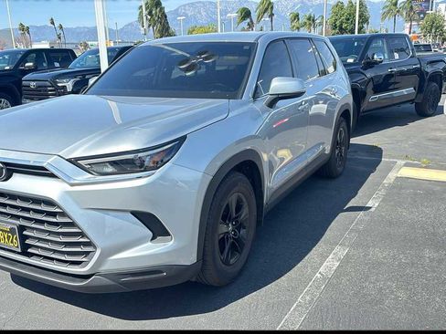 Used 2025 Toyota Grand Highlander LE image 1