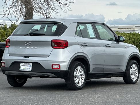 Used 2023 Hyundai Venue SE image 4