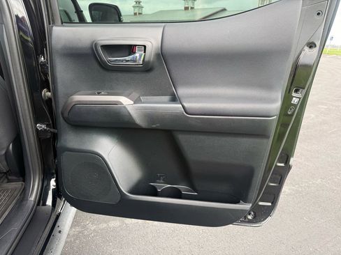 Used 2017 Toyota Tacoma TRD Off-Road w/ Premium & Technology Package image 19