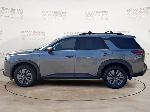 Used 2024 Nissan Pathfinder SV w/ SV Premium Package FWD image 2