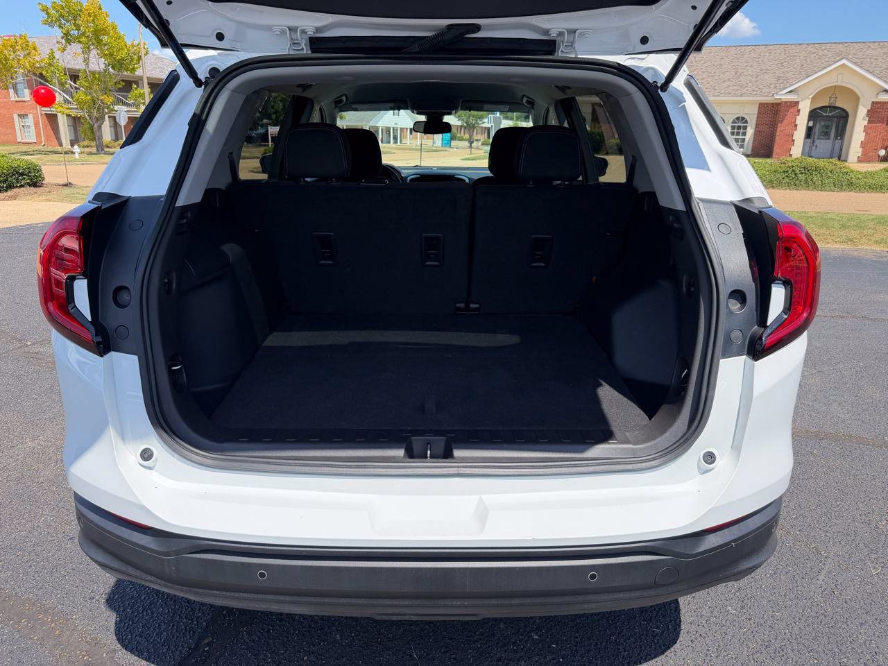Used 2023 GMC Terrain SLE FWD image 9