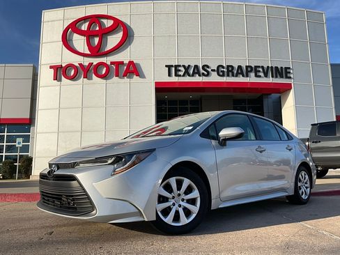 Used 2025 Toyota Corolla LE image 2