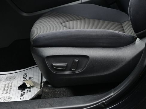 Used 2024 Toyota Highlander LE FWD image 11