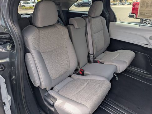 Used 2025 Toyota Sienna LE FWD image 5