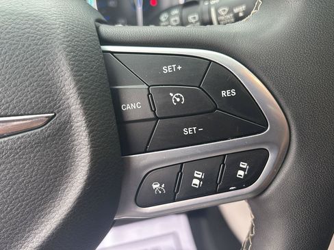 Used 2023 Chrysler Pacifica Touring-L FWD image 13