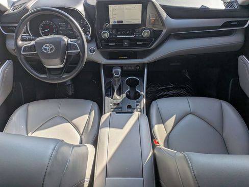 Used 2022 Toyota Highlander XLE AWD/4WD image 31