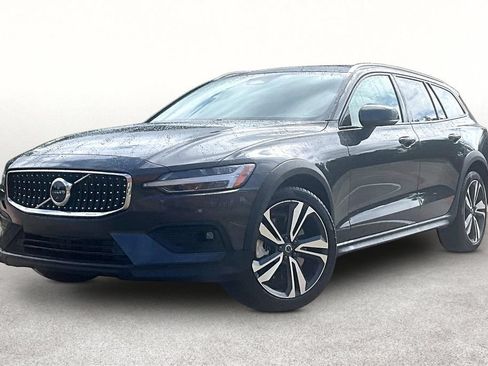 Certified 2025 Volvo V60 B5 Cross Country Plus AWD/4WD image 16