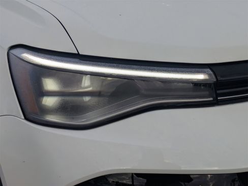 Used 2025 Volkswagen Taos SE w/ Panoramic Sunroof Package image 17