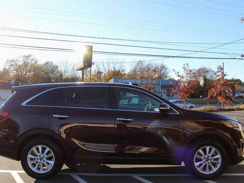 Used 2019 Kia Sorento LX image 4