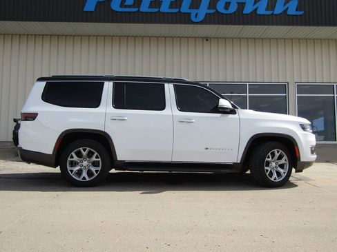 Used 2022 Jeep Wagoneer Series II image 2