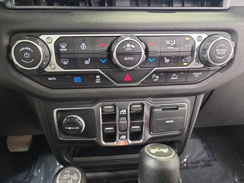 Used 2024 Jeep Wrangler Unlimited w/ Convenience Group AWD/4WD image 25
