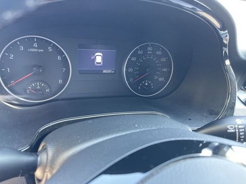 Used 2023 Kia Seltos S AWD/4WD image 2
