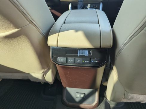 Used 2020 Toyota Highlander XLE FWD image 36