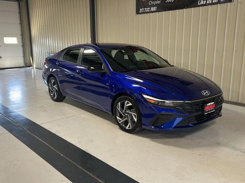 Used 2025 Hyundai Elantra Sport FWD image 4