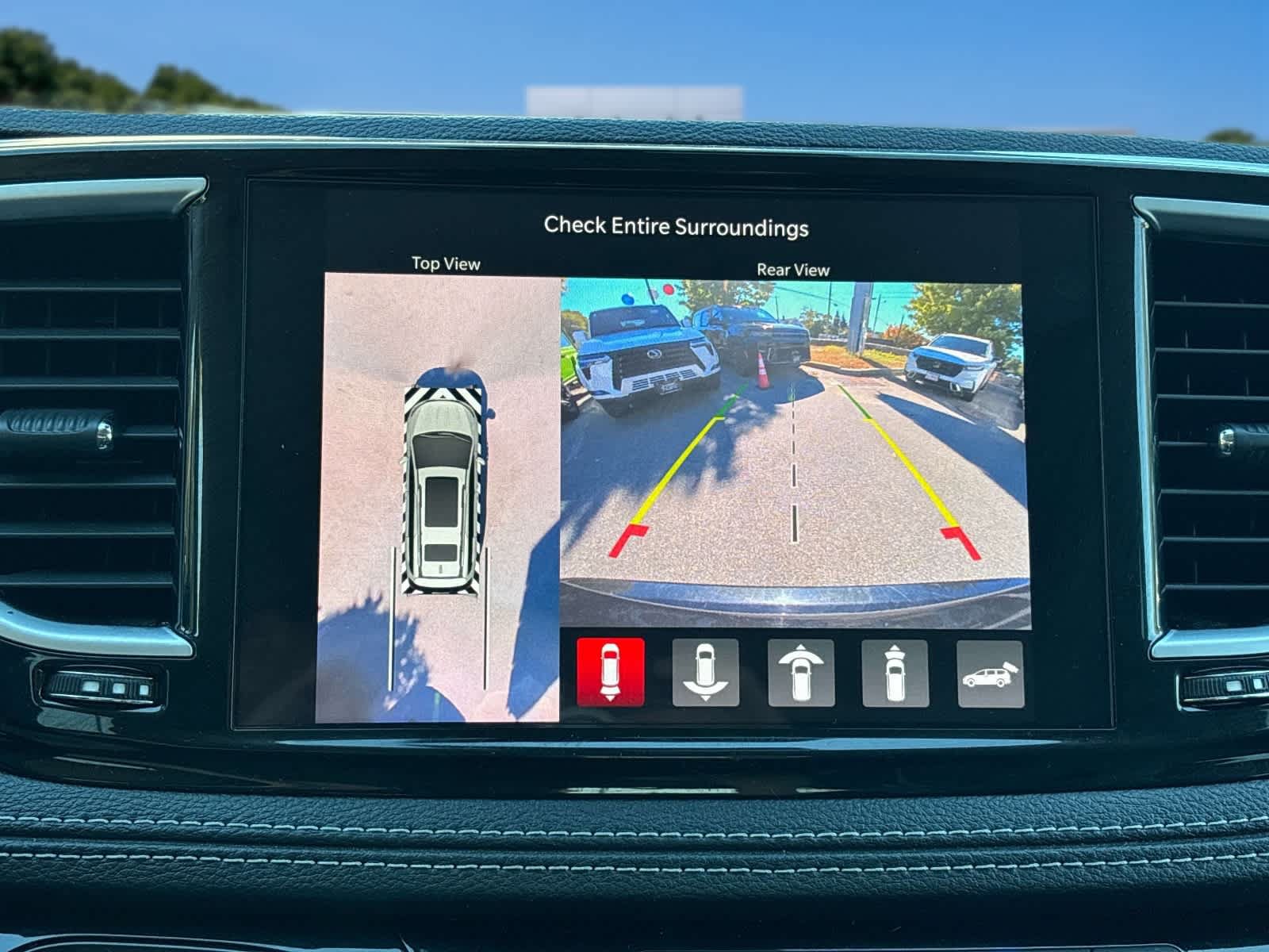 Used 2023 Chrysler Pacifica Limited w/ Uconnect Theater Family Group FWD image 29