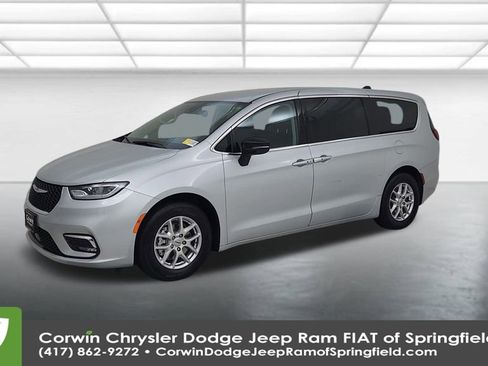 Certified 2024 Chrysler Pacifica Touring-L image 7