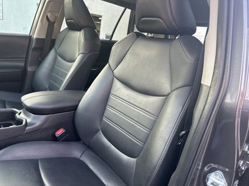 Used 2022 Toyota RAV4 XLE Premium image 28