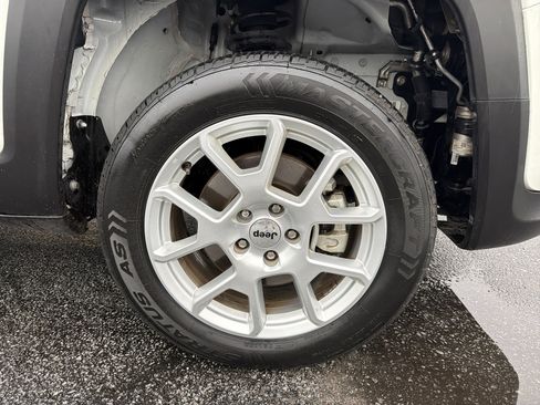 Used 2023 Jeep Renegade Latitude image 12