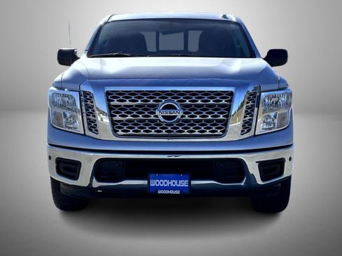 Used 2018 Nissan Titan SV w/ SV Convenience Package image 2