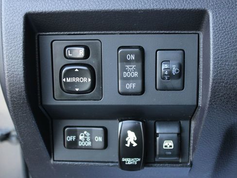 Used 2014 Toyota Tundra SR5 w/ SR5 Upgrade Package AWD/4WD image 18