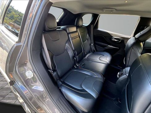 Used 2019 Jeep Cherokee Limited w/ Luxury Group AWD/4WD image 28