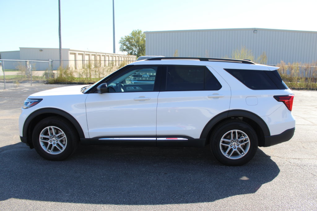 Used 2025 Ford Explorer Active RWD image 3