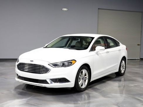Used 2018 Ford Fusion SE w/ Fusion SE Technology Package FWD image 3