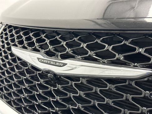 Used 2024 Chrysler Pacifica Touring-L image 13