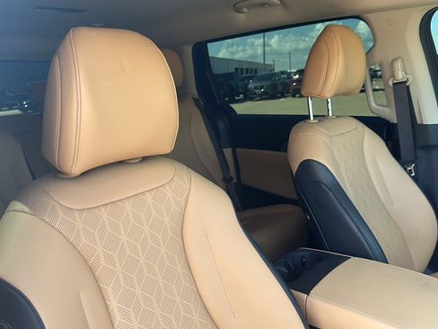 Used 2024 Kia Carnival LX image 25