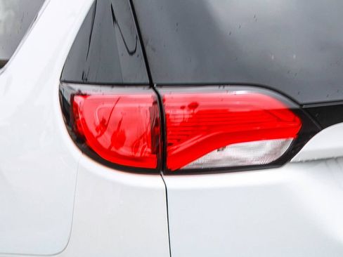 Used 2018 Chrysler Pacifica Touring-L w/ Tire & Wheel Group FWD image 7