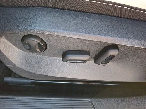 Certified 2025 Volkswagen Taos SE w/ Panoramic Sunroof Package image 11