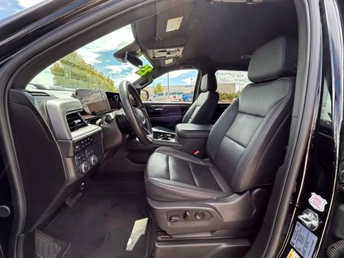 Used 2025 Chevrolet Suburban Z71 AWD/4WD image 12