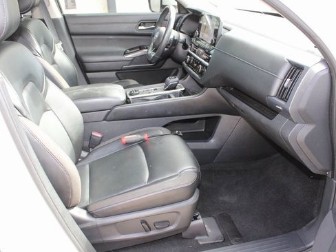 Used 2022 Nissan Pathfinder SL w/ SL Premium Package image 16