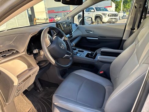 Used 2021 Toyota Sienna XLE w/ XLE Plus Package FWD image 6
