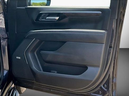 Used 2025 Chevrolet Tahoe Premier AWD/4WD image 18