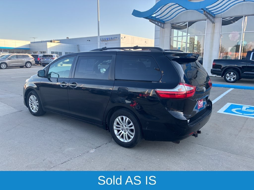 Used 2015 Toyota Sienna XLE w/ XLE Navigation Package FWD image 3