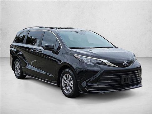 Used 2026 Toyota Sienna LE FWD image 3