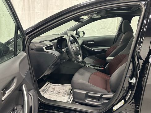 Used 2025 Toyota Corolla SE w/ SE Premium Package image 10
