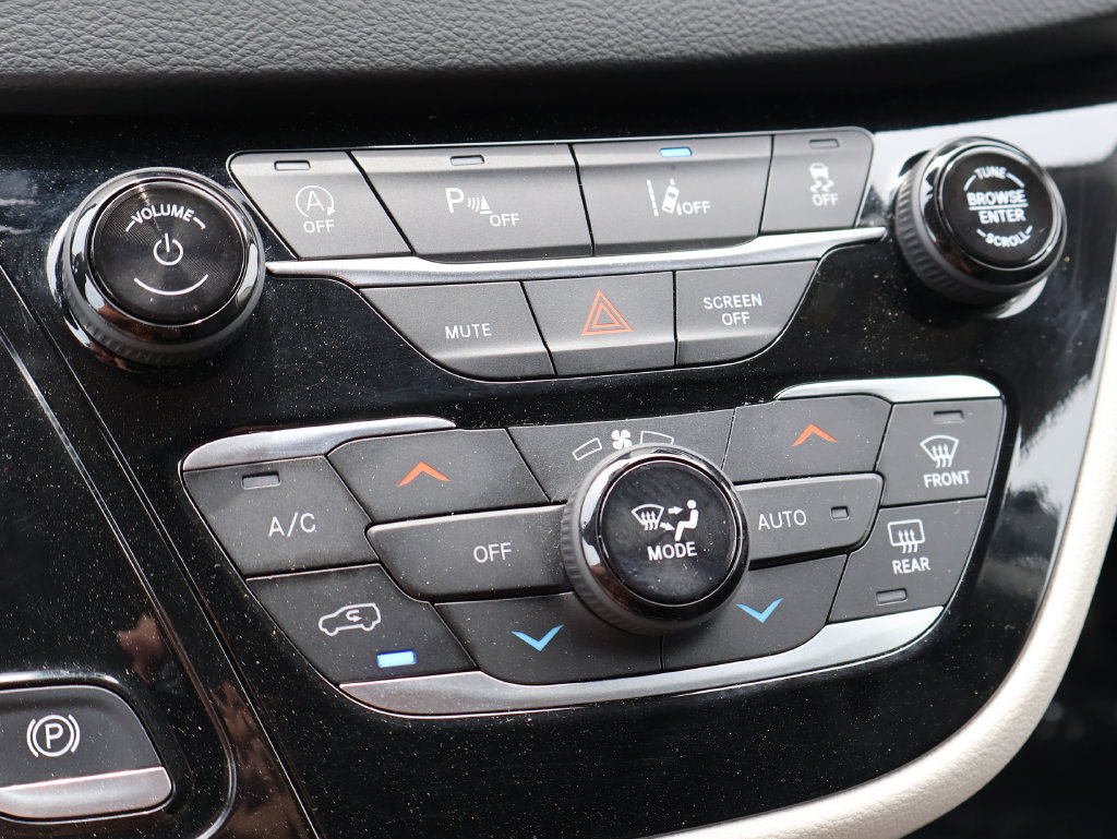 Used 2024 Chrysler Pacifica Touring-L FWD image 36