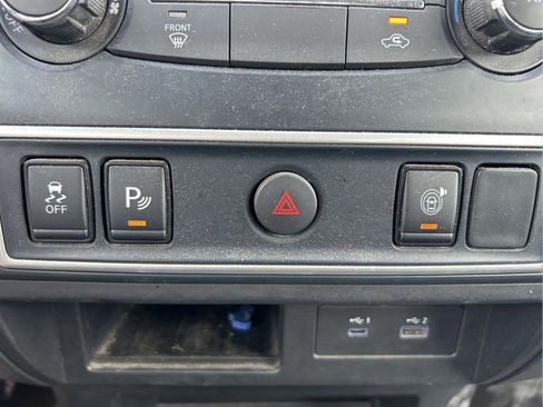 Used 2022 Nissan Titan S image 29