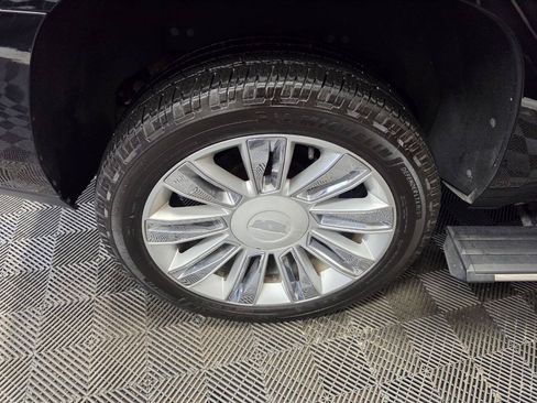 Used 2017 Cadillac Escalade Platinum RWD image 38