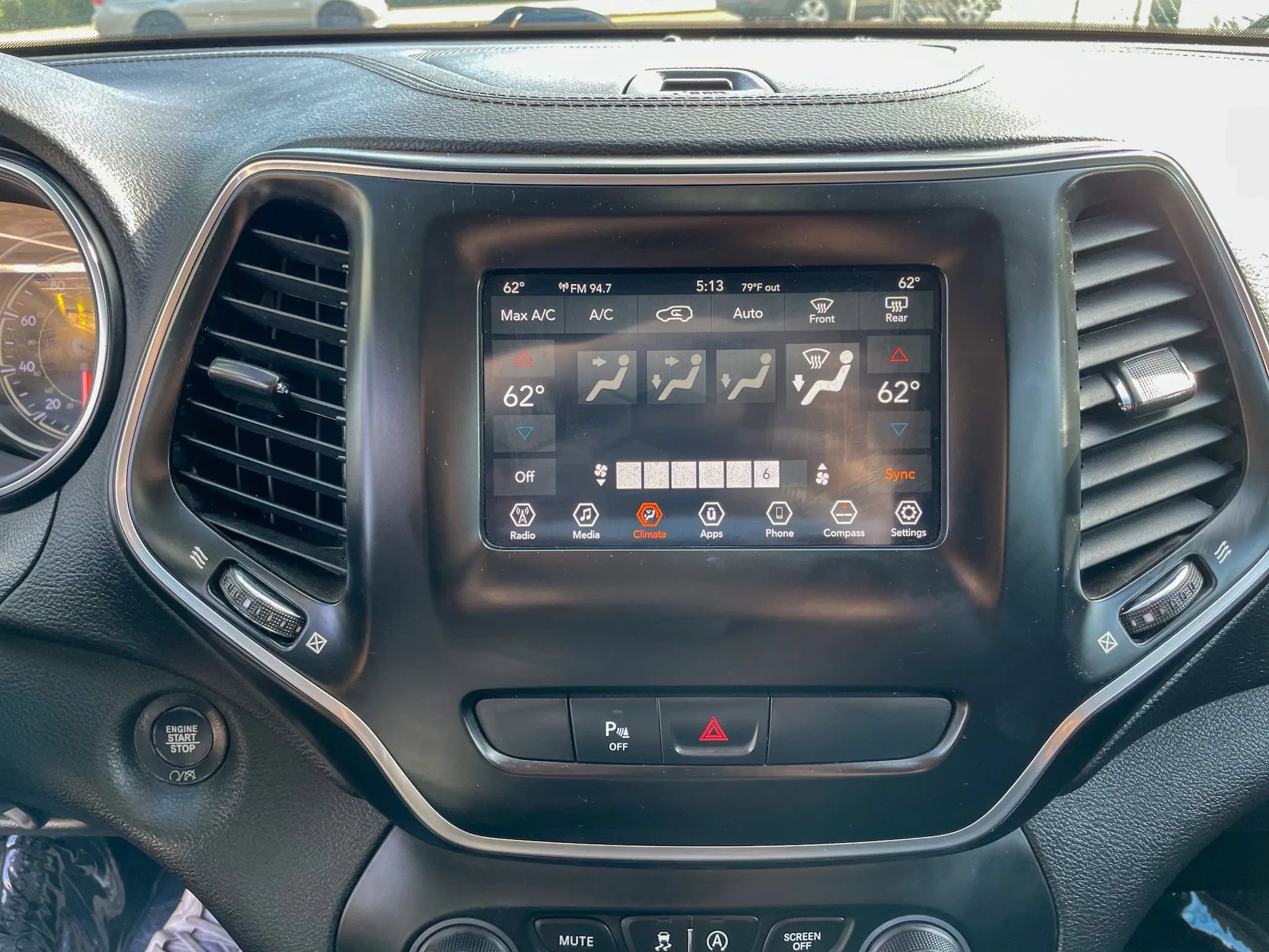 Used 2019 Jeep Cherokee Latitude Plus AWD/4WD image 18