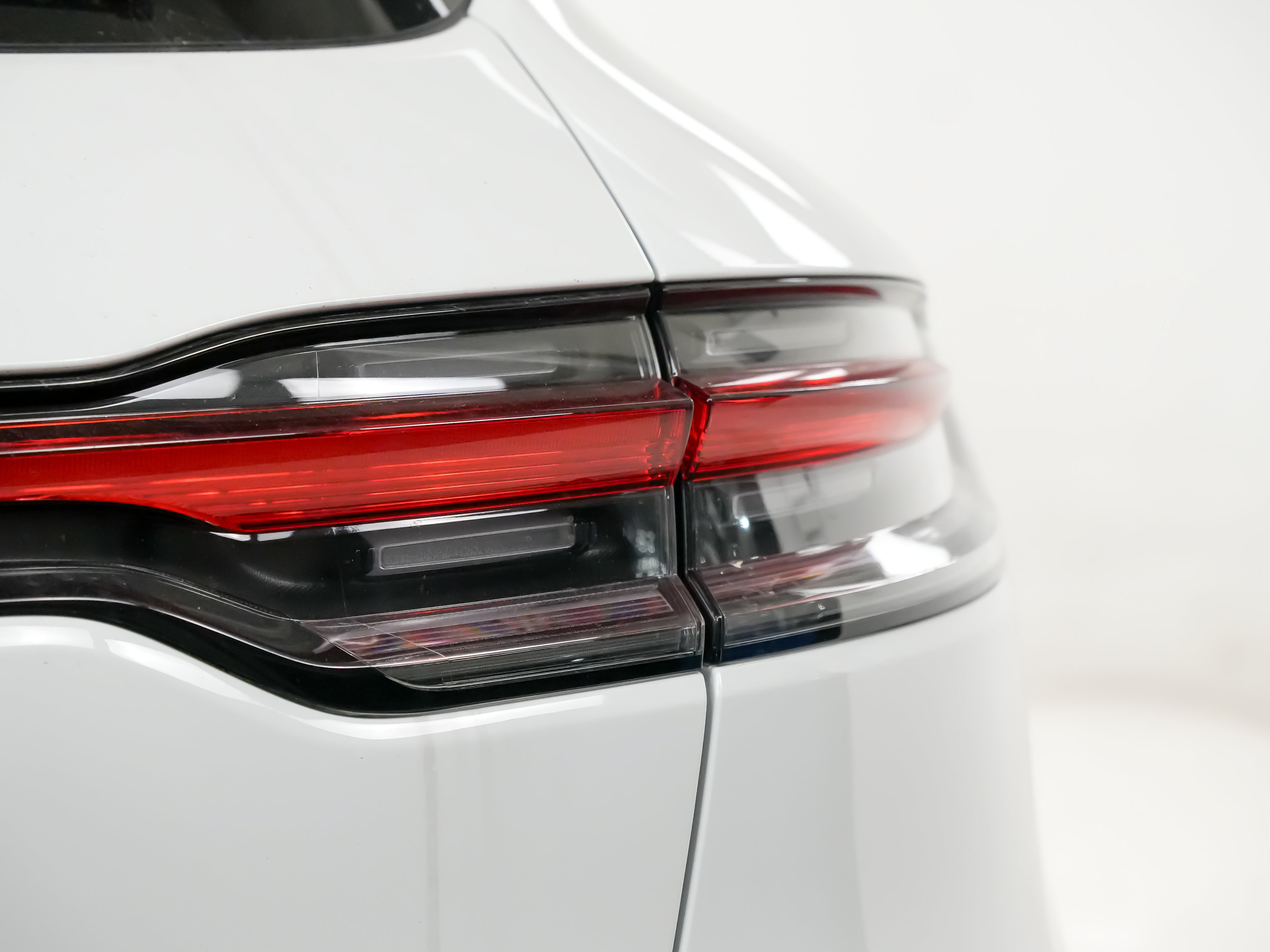 Certified 2026 Porsche Macan AWD/4WD image 12