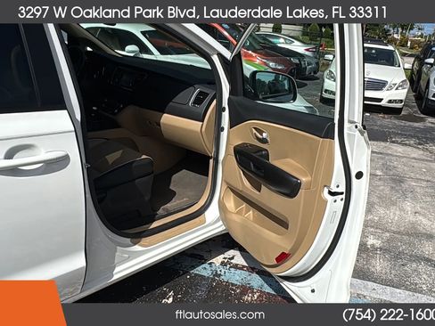 Used 2017 Kia Sedona LX w/ LX Essentials Premium Package FWD image 36