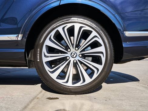 Used 2021 Bentley Bentayga image 17