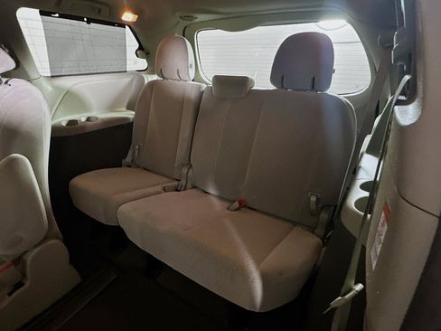 Used 2017 Toyota Sienna LE image 28