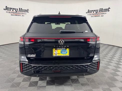 Used 2025 Volkswagen Tiguan SEL R-Line AWD/4WD image 7