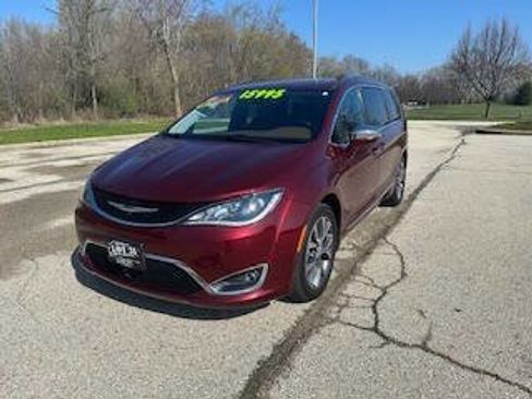 Used 2017 Chrysler Pacifica Limited FWD image 1
