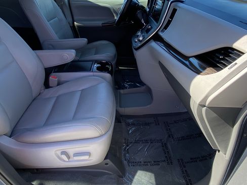 Certified 2017 Toyota Sienna XLE Premium image 10