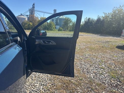 Used 2023 Chevrolet Traverse LT w/ Midnight/Sport Edition image 47